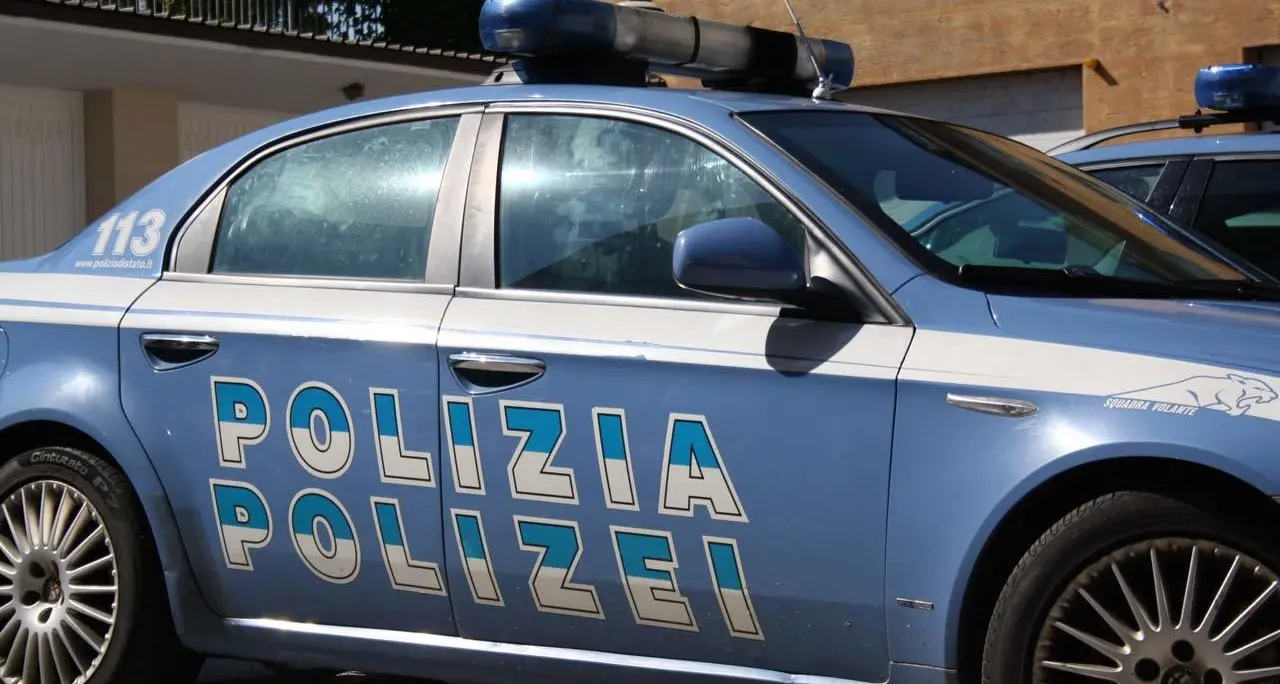 Ubriaco blocca il traffico, gli altri lo spingono a lato strada