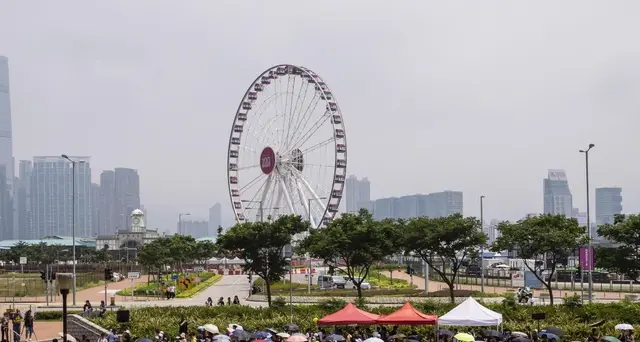Hong Kong, centinaia di nuovo in piazza