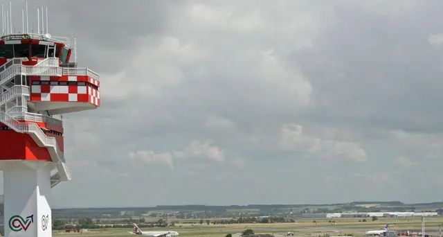 Frammenti aereo su Fiumicino, no feriti