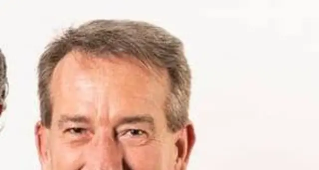 Cerca cacciare nomadi, sindaco picchiato