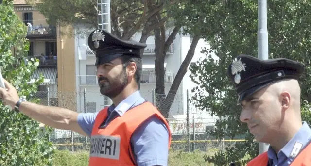 Travolge e uccide un ciclista poi scappa