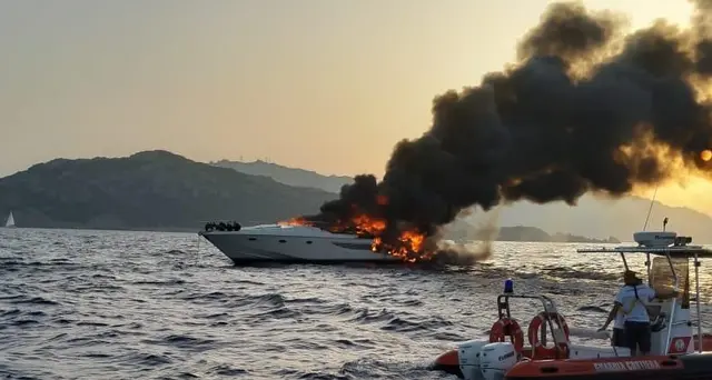 Yacht a fuoco a P.Cervo, salvi in otto