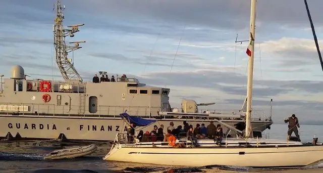 Migranti su veliero in porto Crotone