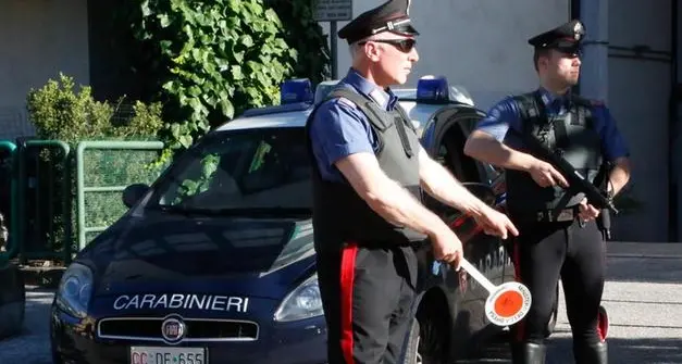 Egna, finisce con l'auto contro una moto e fugge, arrestato