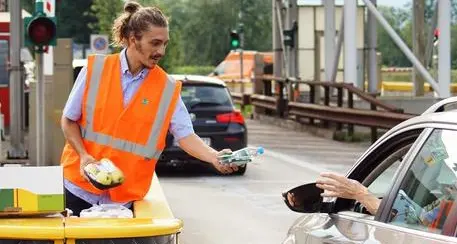 Autostrada, acqua e mele distribuite ai viaggiatori per alleviare il \"grande esodo\"