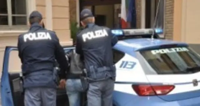 Abusi di gruppo per 10 anni, 5 arrestati