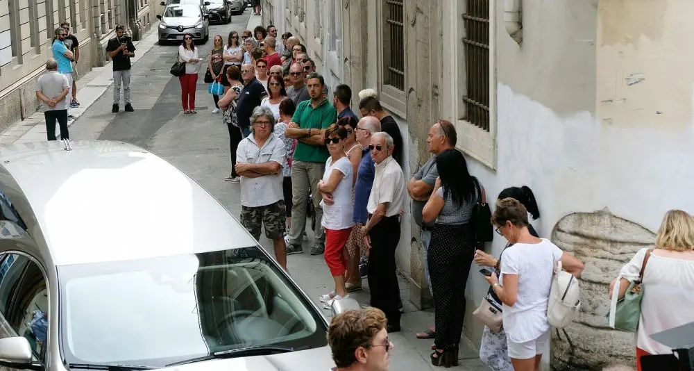 Nadia Toffa, fan trentina alla camera ardente con autografo della presentatrice tatuato sul braccio