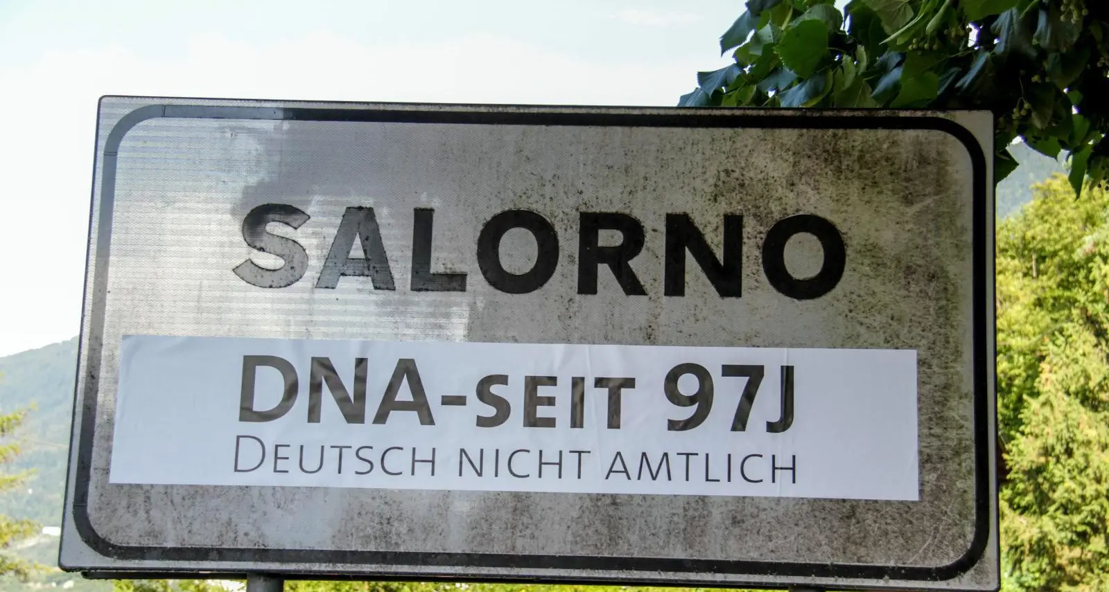 Gli Schützen coprono 600 cartelli tedeschi