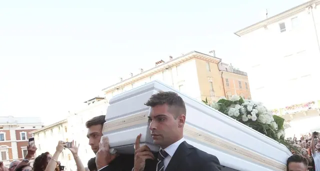 In tanti all'addio a Nadia Toffa