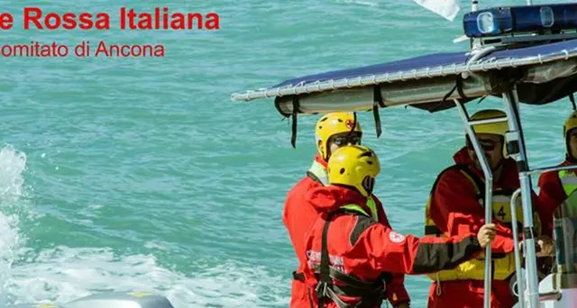 Finisce contro scogli, muore in ospedale