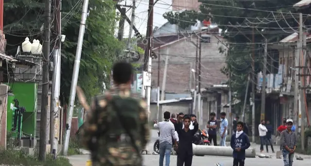 Kashmir: scontri manifestanti-polizia