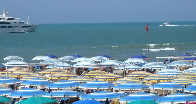 Onde spingono a largo 5 giovani, salvati
