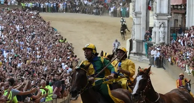 Palio: 'scosso' Selva vince a fotofinish