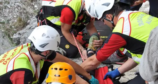 Pale di San Martino, alpinista travolto da una scarica di sassi