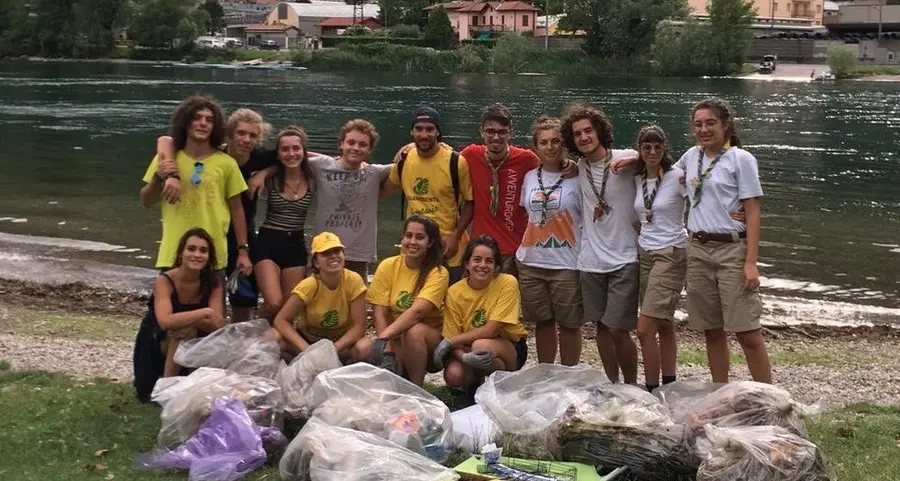Scout bolzanini sul lago di Lecco a pulire le spiagge