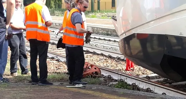 Locomotori guasti, picchiato capotreno