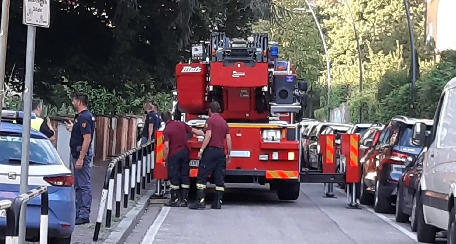 Scoppia un incendio all'ex Pascoli di Bolzano