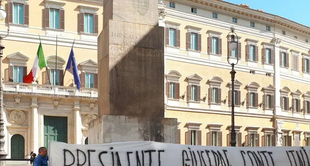 Striscione pro Conte a Montecitorio
