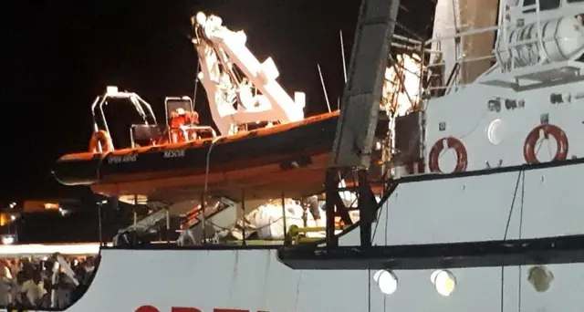 Open Arms arrivata in porto Lampedusa