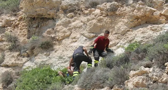 Turista si arrampica e chiama pompieri