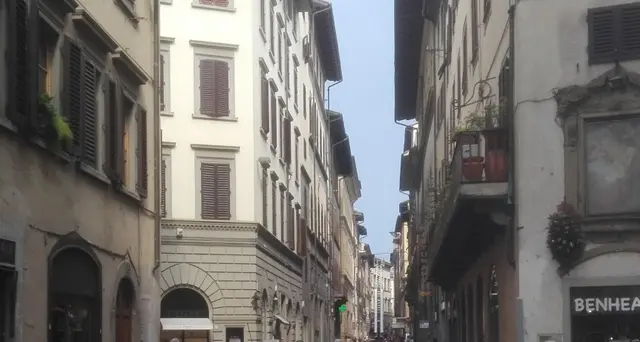 Giù frammenti da fronte Palazzo Rucellai