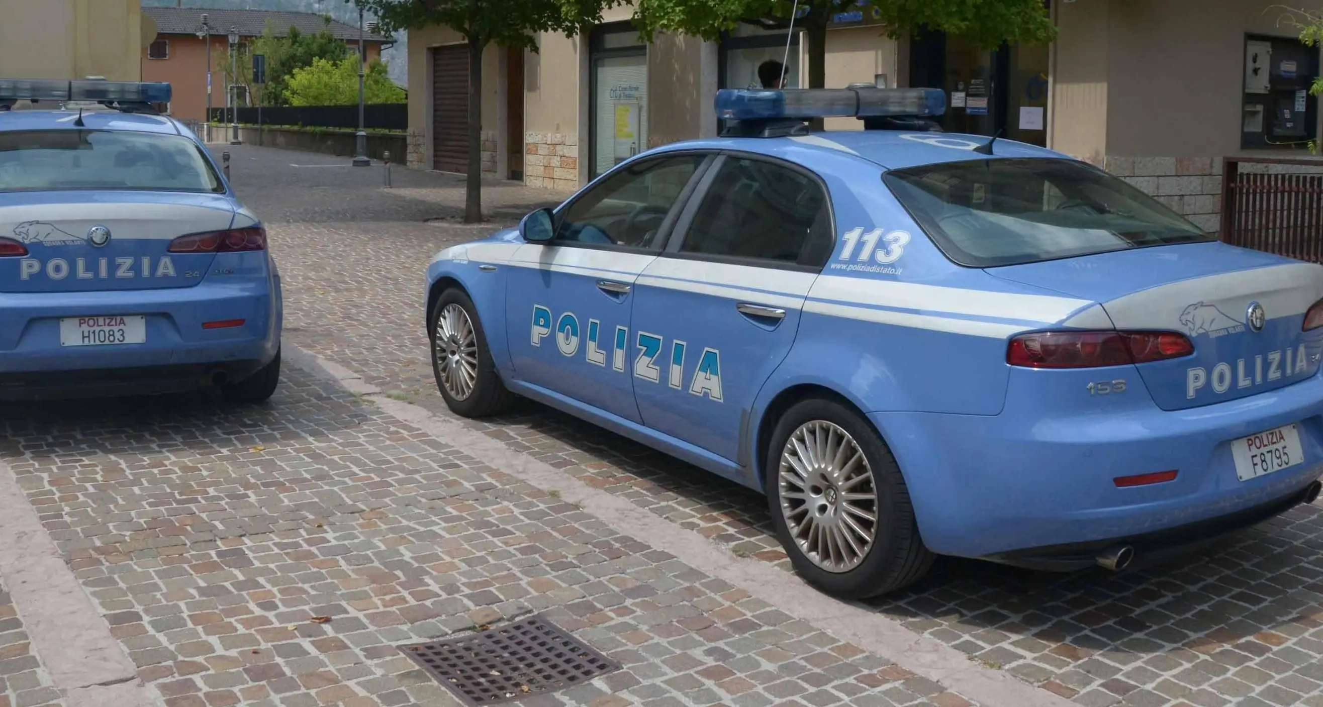 Entra in casa e trova tre ladri chiusi in una stanza: arrestati