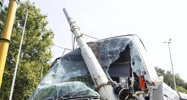 Scontro con auto, tram contro un palo