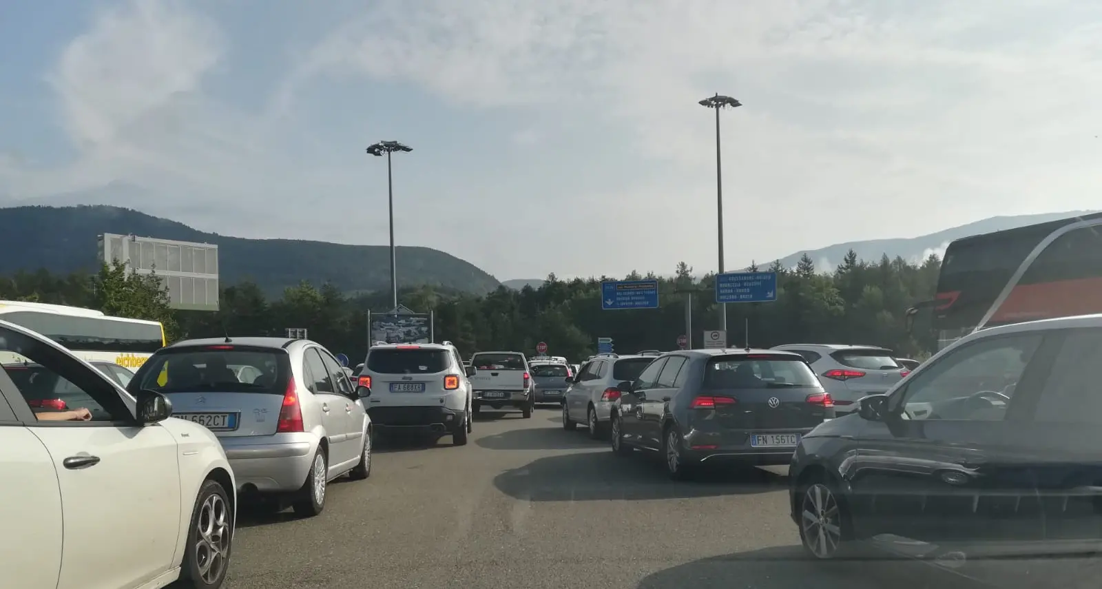 Jova Beach Party, assalto dei fans: auto in coda al casello A22 di Bressanone