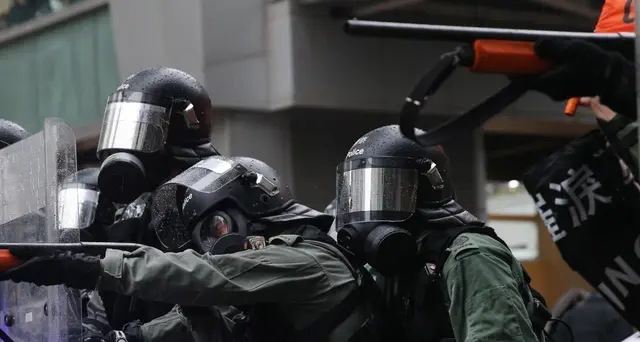Scontri a Hong Kong, la polizia spara