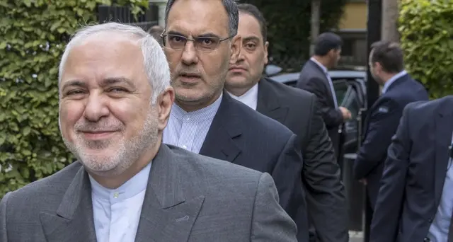 Iran, Zarif a sorpresa arriva al G7