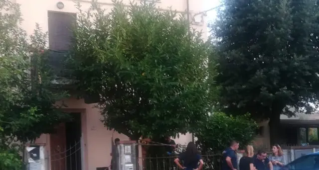 Impiccata in casa, indagini per omicidio