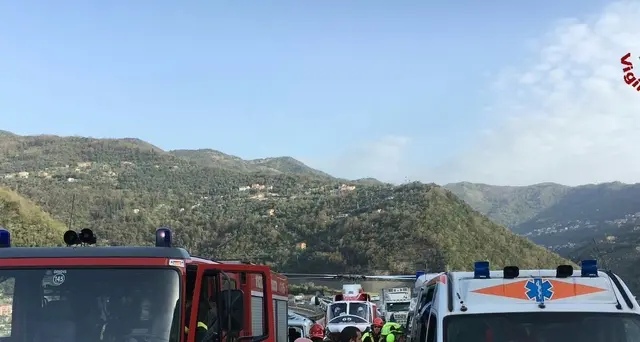 Auto contromano in A10, cinque feriti