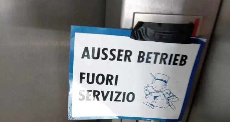 Nella casa Ipes l’ascensore è fuori uso da 5 settimane