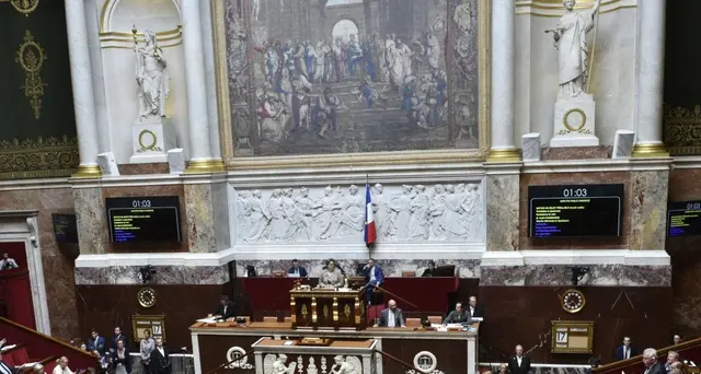 Francia conferma taglio 25% parlamentari