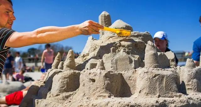 Castelli sabbia vietati sulla spiaggia