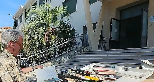 Scuola butta centinaia libri nei rifiuti
