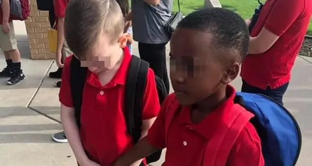 Prende per mano l'amico autistico in difficoltà, la foto diventa virale