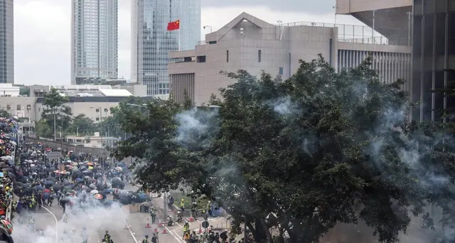 Hong Kong, la polizia usa i lacrimogeni