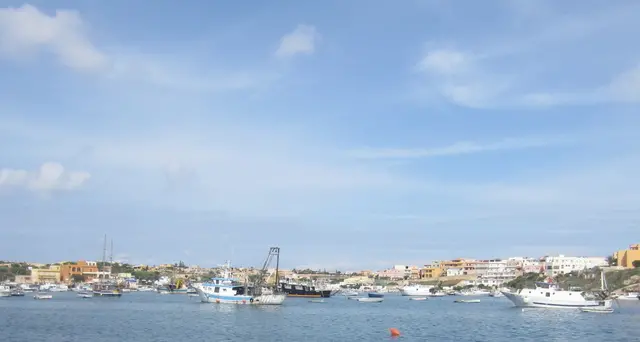 Lampedusa, sbarcati 21 migranti tunisini