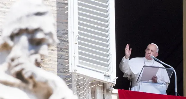 Papa, chiuso in ascensore per 25 minuti