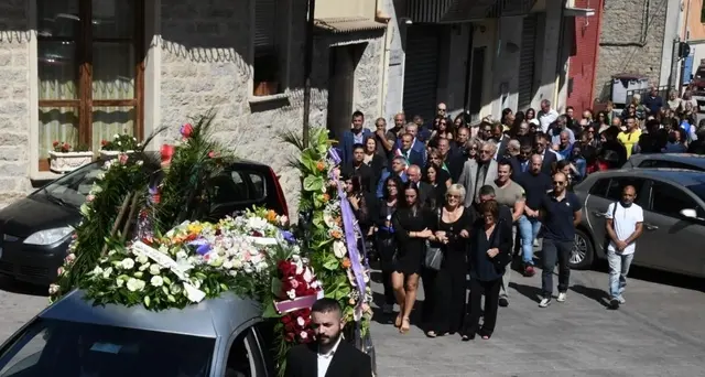 Folla commossa per funerale Columbu