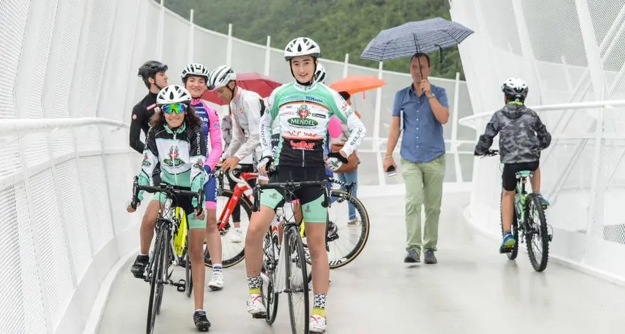 Campioni e autorità salutano il nuovo ponte