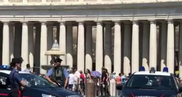 Uomo getta a terra candelabro a S.Pietro