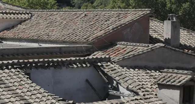 Cade dal tetto, morto operaio