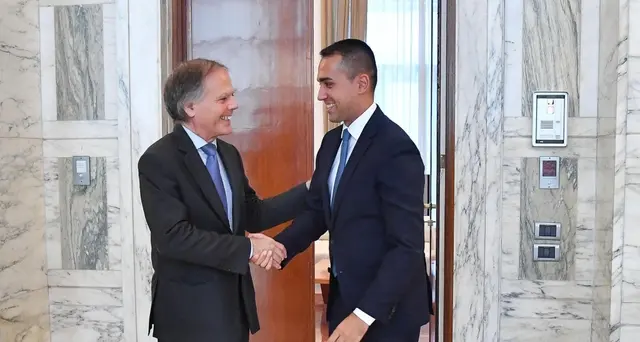 Primo giorno alla Farnesina per Di Maio