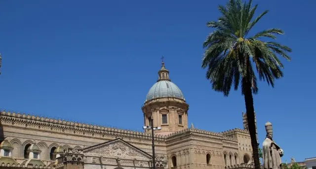 Uomo con pistola in cattedrale Palermo