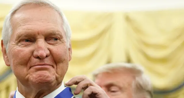 Basket, onorificenza Usa a Jerry West
