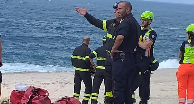 Scatta foto, precipita in mare e muore