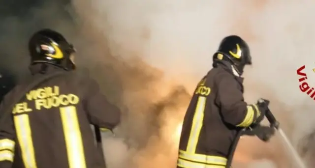 A fuoco auto vicesindaco nell'Oristanese