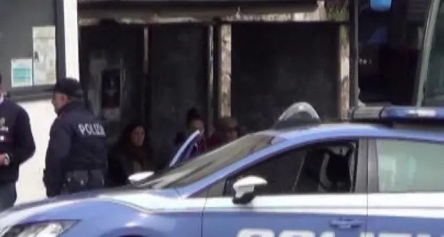 Chiede aiuto in strada, poi la violenta